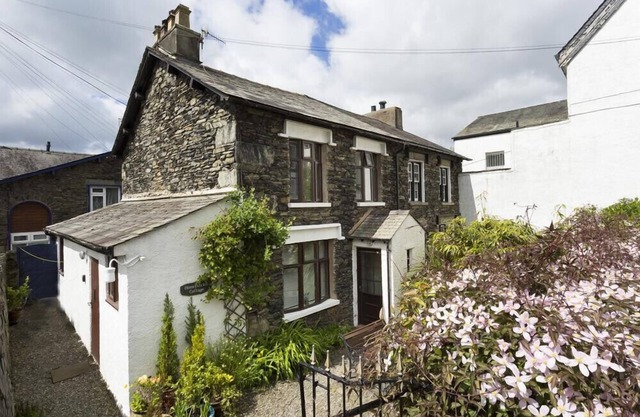 HONEYSUCKLE COTTAGE, with open fire in Bowness-On-Windermere