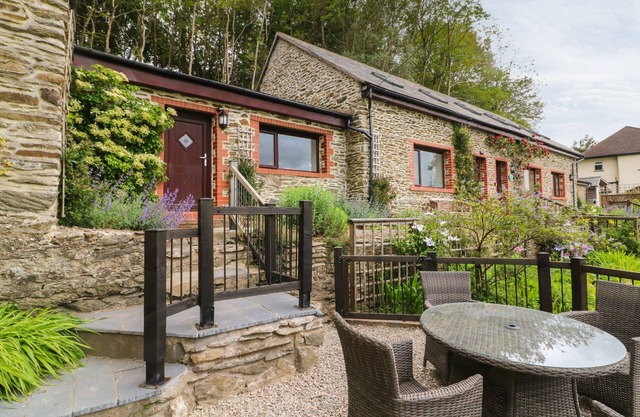HONEYSUCKLE COTTAGE, family friendly, with a garden in Barnstaple