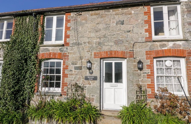 HONEYSUCKLE COTTAGE, character holiday cottage in Charlestown