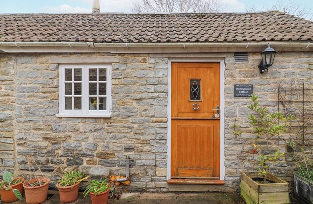 HONEYSUCKLE COTTAGE, romantic, character holiday cottage in Street