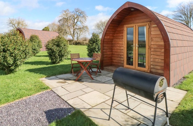 HONEYSUCKLE, romantic, with a garden in Malpas
