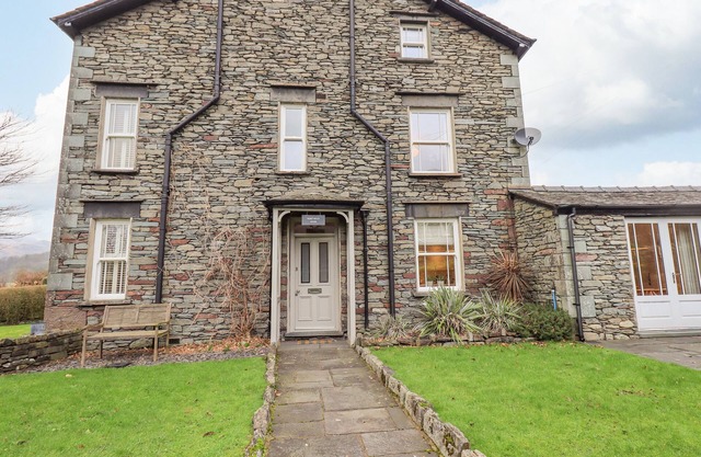 HONEYWOOD HOUSE, family friendly, with open fire in Grasmere