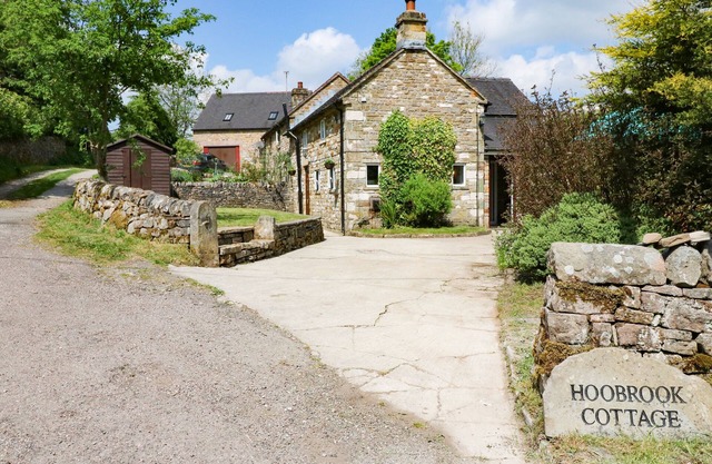 HOOBROOK COTTAGE, pet friendly, with hot tub in Butterton