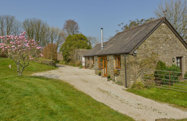 CROCHET COTTAGE, Animaux domestiques, avec feu ouvert à Looe, Ref 999356