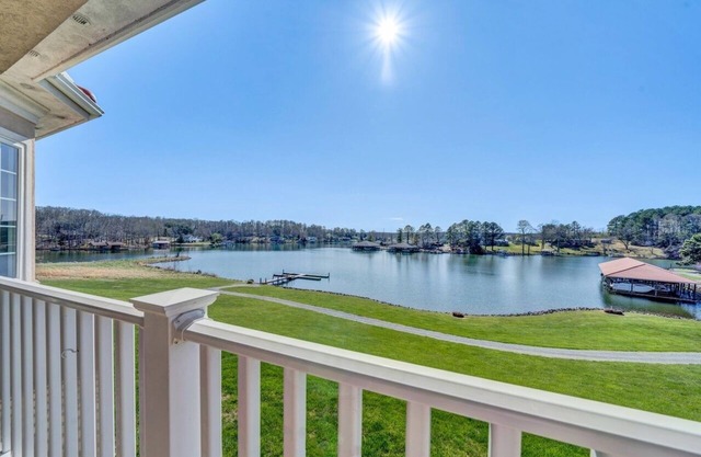 "Hook, Wine, and Sinker" Large 5-bed lakefront villa-pool, hot tub, and courts
