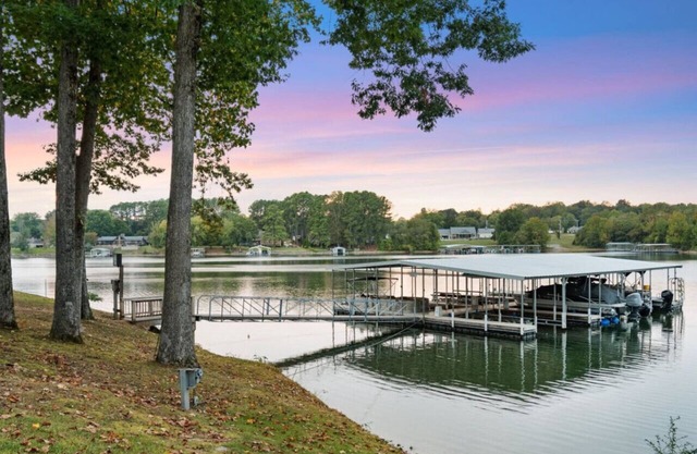 Hook, Wine, & Sinker-Sleeps 28, Dock, Hot Tub, Kayaks/SUPs