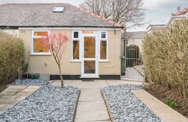 HOPE COTTAGE, pet friendly, with a garden in Thornton-Cleveleys