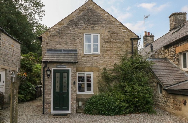 HOPE COTTAGE, pet friendly in Castleton, Peak District
