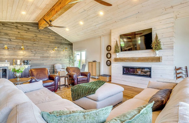 Hope Retreat w/ Furnished Deck Near Parks!