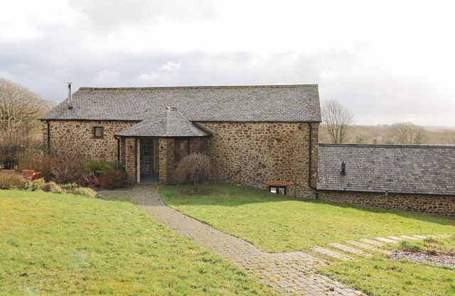 HOPPERS BARN, pet friendly, luxury holiday cottage in Holsworthy