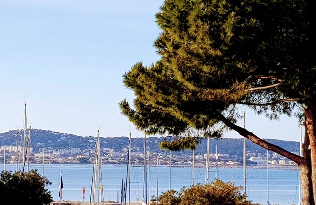 Horizon Bleu. Vue sur le bassin de Thau et Sète