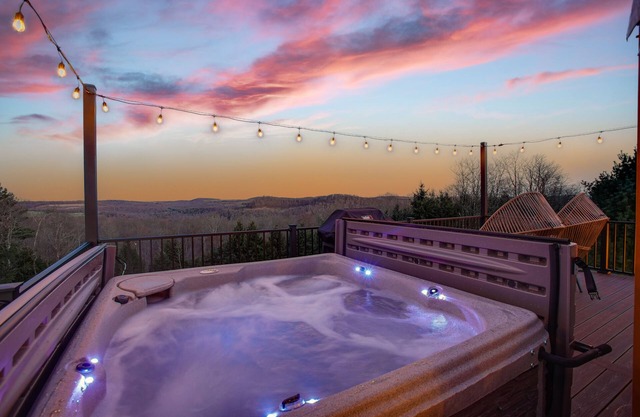 Horizon Hideout YURT w/ HOT TUB, Smart TV + VIEWS!