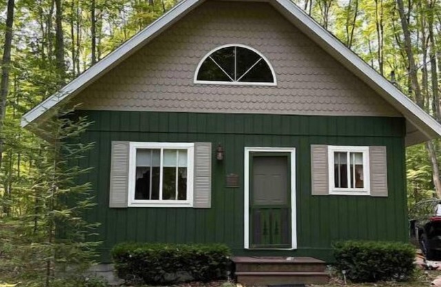 Horn HideAway: Wooded Cottage, Snowmobilers Welcome!