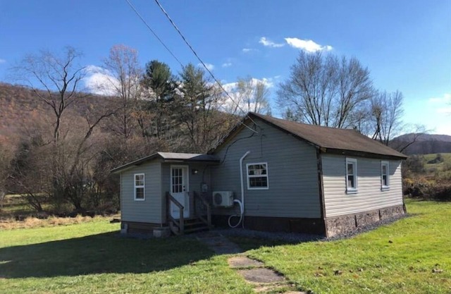 Horns Cabins - Allegheny Cabin by the roadside