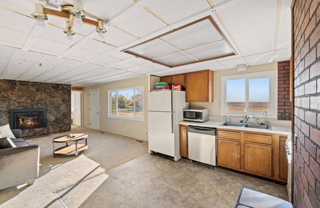 Horse Ranch Getaway, Fireplace, BBQ Grill, and Relaxing Patio with Mountain View