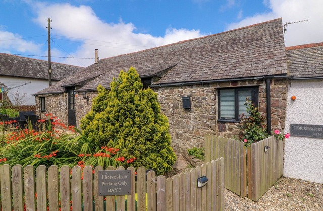 HORSESHOE COTTAGE, pet friendly, with pool in Hartland
