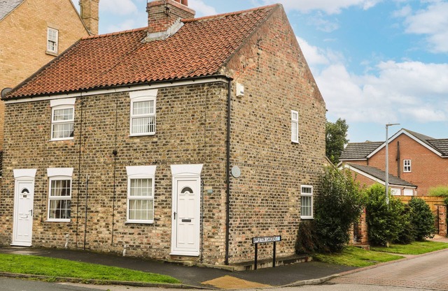 HORSESHOE COTTAGE, pet friendly, with hot tub in South Cave