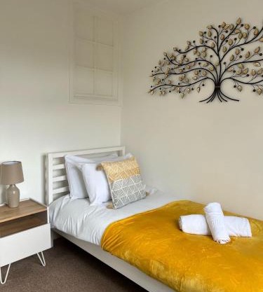 Hospital Convenience - 3 bed house, driveway parking, high speed wifi