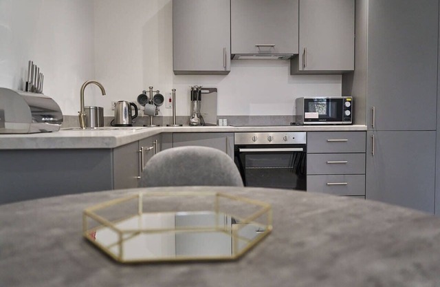 Host & Stay | 23 Waterside Place