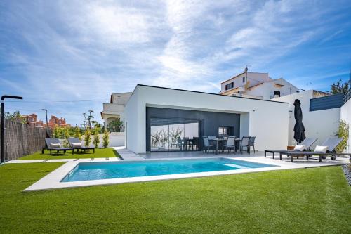 Host Wise - Bright Spacious House Swimming Pool
