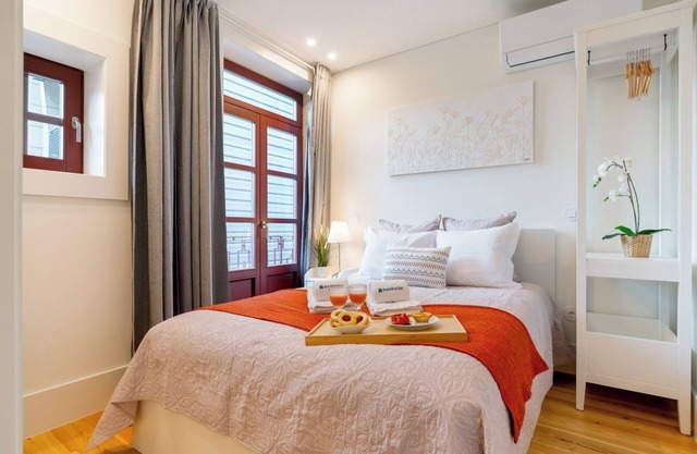 HostWise - Bright and Cozy Flat w/Balcony
