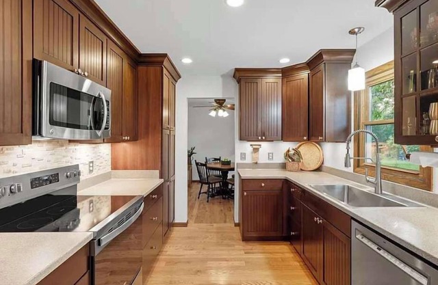 Hot Tub - 20 min to Downtown - Pets - Private Yard