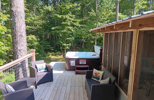 Unbelievably wonderful Cozy 2BR + Loft Cabin w/Hot Tub | Next Door to Plum Cozy| 2 mi to Cloudland