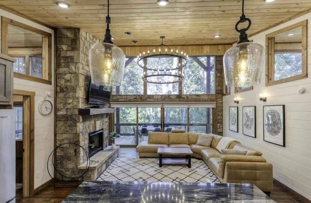 Walking Bear · Hot Tub, 3 Fireplaces, Firepit area with private River Access nearby!