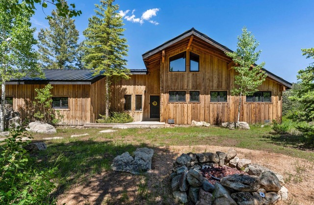 Incredible Deck/Views, Pet Friendly, Family Retreat!