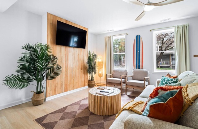 Hot Tub|5 Mins from Cedar Point|Modern Updates