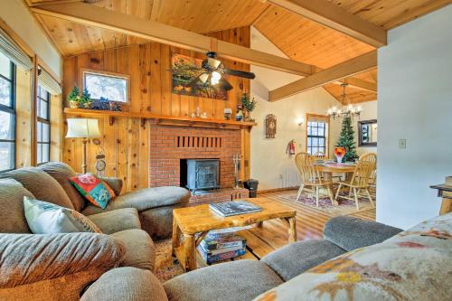 Hot Tub and Deck Big Bear Gem Near Resorts!