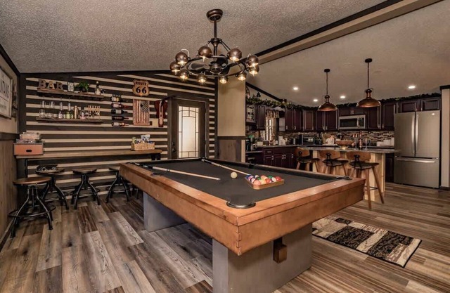 Hot Tub and Fire Pit, Conveniently Situated betwee