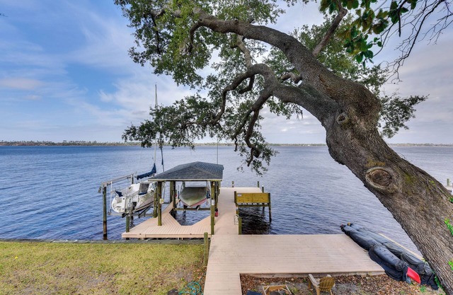 Hot Tub & Boat Dock: Getaway on Deer Point Lake!