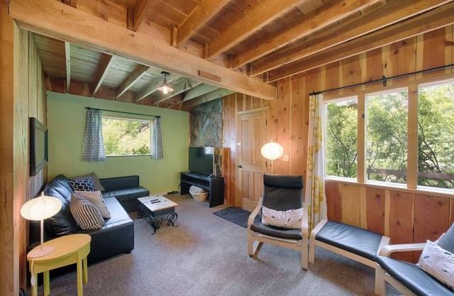 SO AWeSOME! CABIN HotTub Nr Brundage! Euro Feel!
