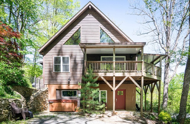 Asheville Town Cabin by Carolina Mornings | Rec Room, Hot Tub♨️ +Biltmore Pass
