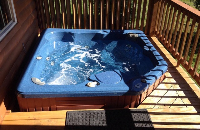 Nouvelle liste! Mountain & River Cabin, Hot Tub, Pool, Tube, Fish, Swim,