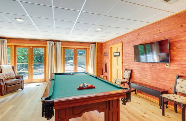 Hot Tub, Decks & Creek Access: McCaysville Cabin!
