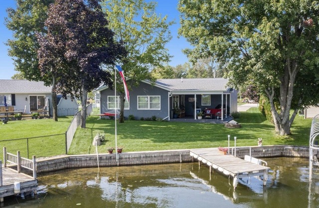 *Hot Tub*Dock*Waterfront*Family Getaway* Updated Houghton Lake Home