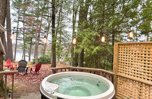 Hot Tub Escape-Peaceful Lake Cabin-15 min from Traverse City