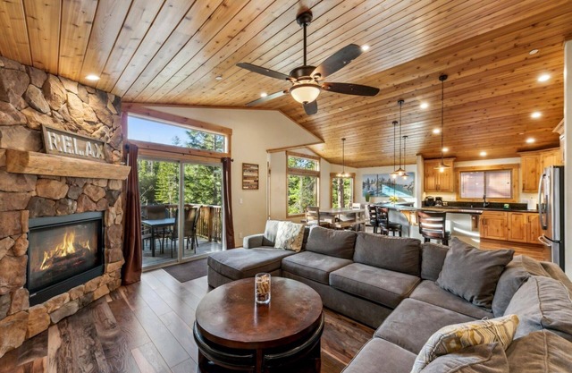 Hot Tub, Fire Place, Bunk Beds,Trails, Arcade Games, 8 Guests + Extra Kids 5 Yrs Old and Younger