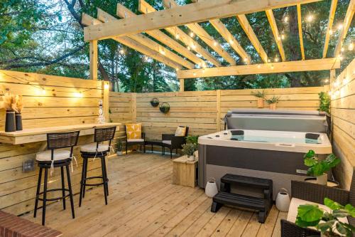 Hot Tub Fire Pit 4BR Oasis