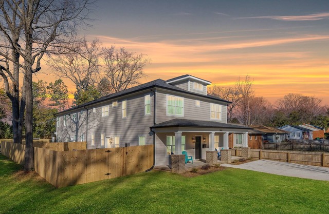 Bancroft Bungalow - Hot Tub - Uptown Retreat