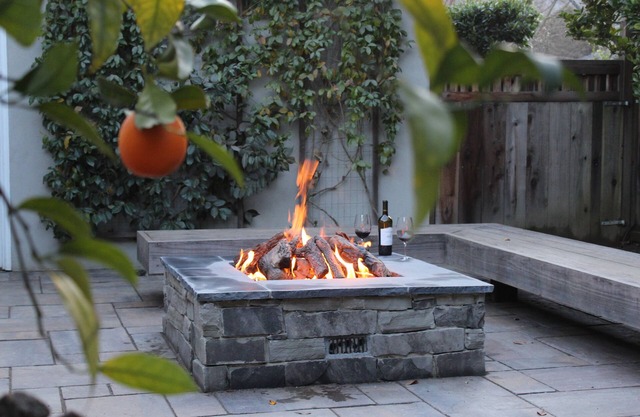Un verre de vin au coin du feu après le dîner et à 5 pâtés de maisons de la ville