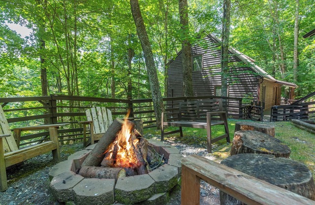 Power, Water & WiFi! Hot Tub+Fire Pit, Fireplace, Resort Access, Skiing, Grill!