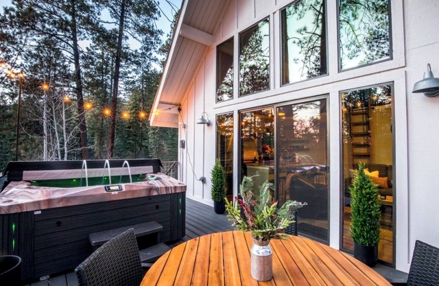 Hot Tub + Fire Pit - Games + Loft - 20min to Durango-Silverton Train