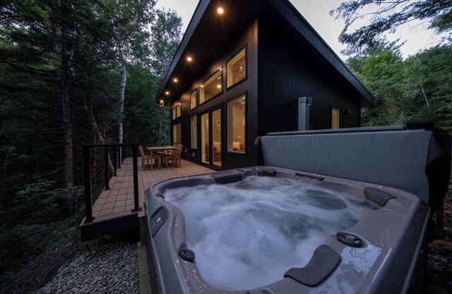 Hot Tub + Fire Pit + King Bed + River - Cozy Cabin