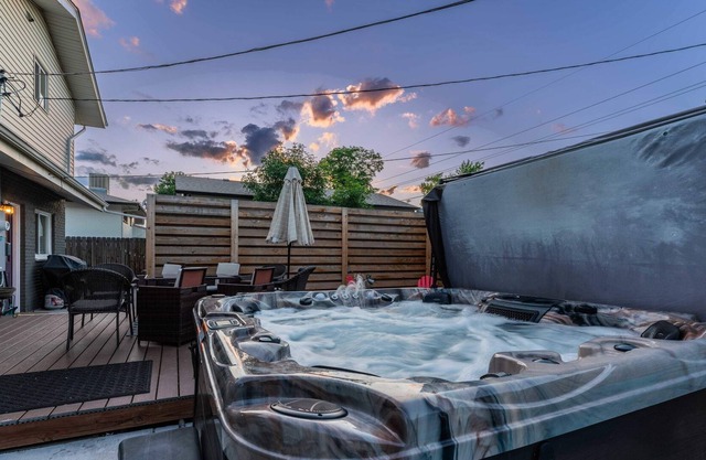 Spacious 4 BR w/King Suite, Hot Tub, Fast Wifi!