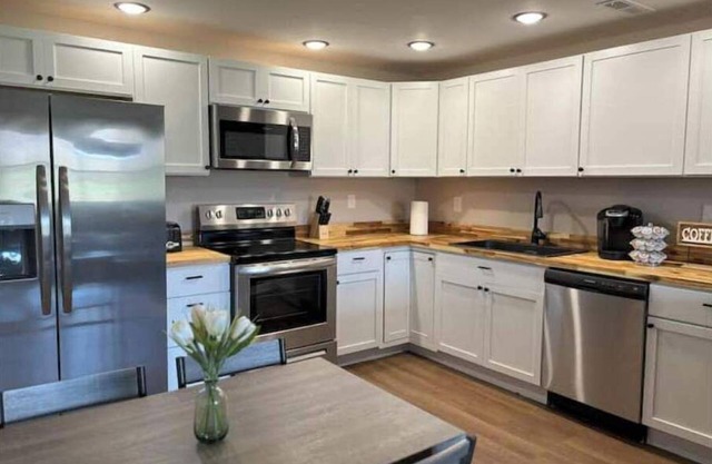 Hot tub! Fire pit! Picnic area! grill! Dog friendly! Hardwicks Creek Haven@RRG