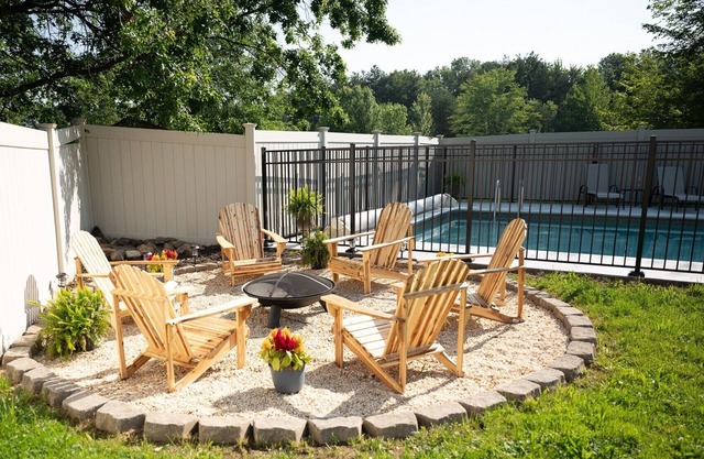 Hot Tub, Fire Pit, Private Backyard - Near Wineries & SPIRE