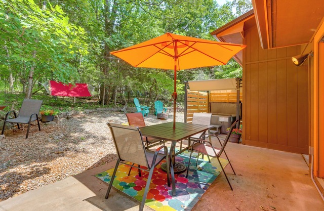 Hot Tub & Fire Pit: Holiday Island Getaway!